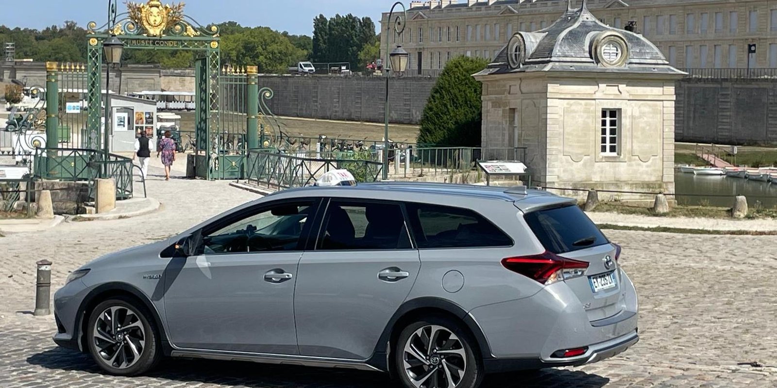Le taxi S&S Taxi Services stationné devant le château de Chantilly