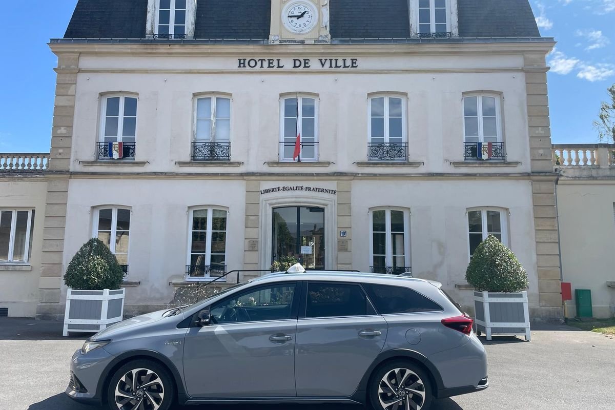 Le taxi S&S devant l’Hôtel de Ville de Chantilly